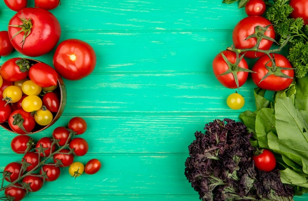 Photo gratuite vue de dessus des légumes comme les épinards basilic tomate sur la surface verte avec copie espace