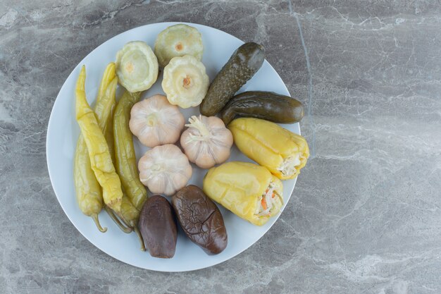 Vue de dessus des légumes en conserve faits maison sains. .