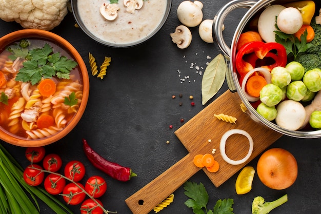 Vue de dessus des légumes dans une casserole avec une soupe de légumes aux fusilli