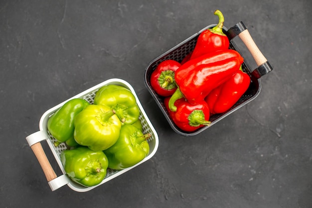 Photo gratuite vue de dessus des légumes épicés aux poivrons colorés sur fond sombre