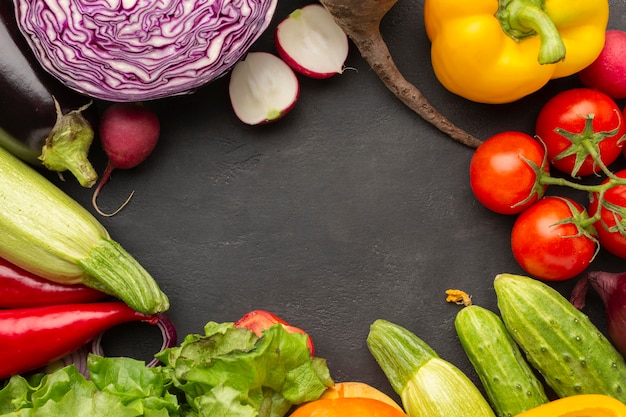 Photo gratuite vue de dessus des légumes avec espace de copie