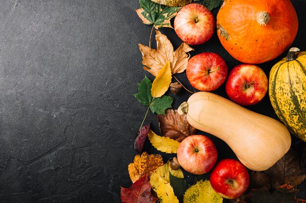 Vue de dessus des légumes et des feuilles mûres