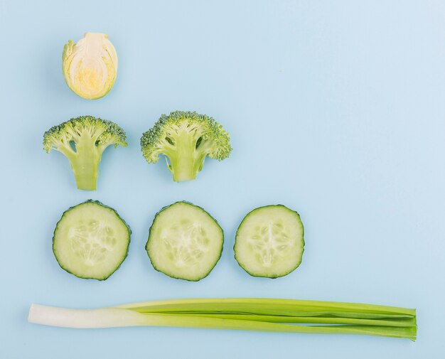 Vue de dessus des légumes fraîchement coupés avec copie espace