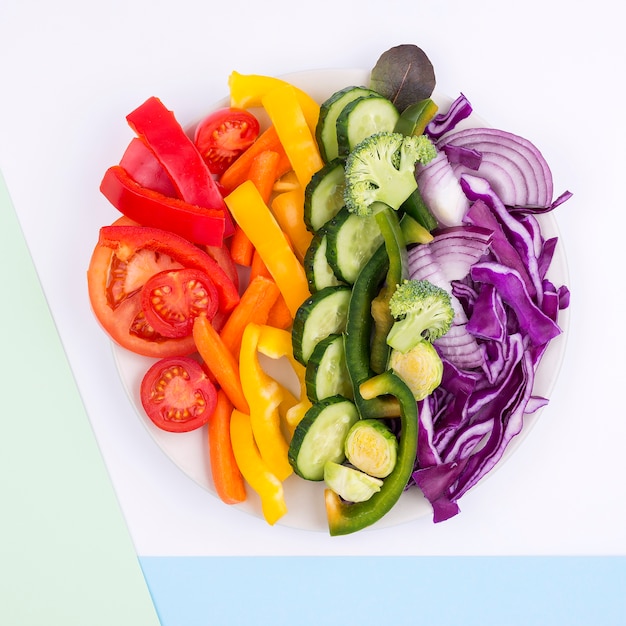 Vue de dessus des légumes fraîchement coupés sur la table