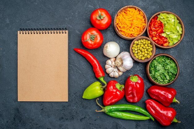 Vue de dessus des légumes frais à l'ail sur un sol sombre repas salade couleur mûre