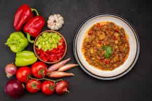 Photo gratuite vue de dessus légumes frais avec assaisonnements et repas de légumes cuits sur la surface grise salade de légumes repas santé