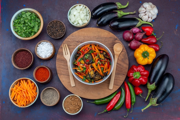 Vue de dessus légumes frais avec assaisonnements salade et légumes verts sur le bureau sombre salade alimentaire repas collation de légumes