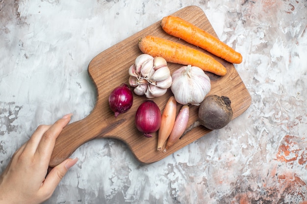 Photo gratuite vue de dessus des légumes frais aux ails sur fond blanc