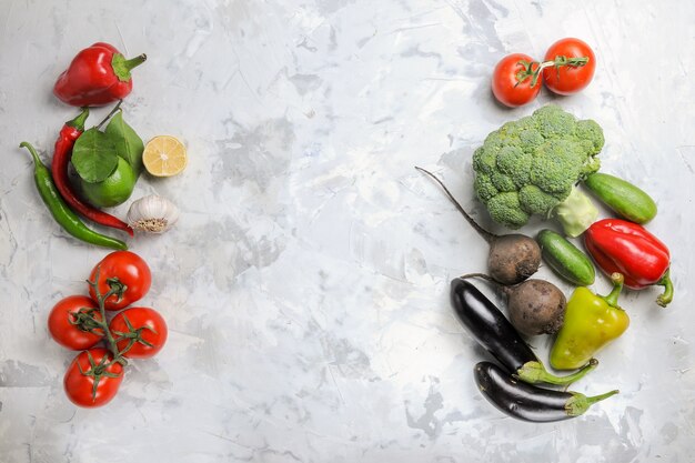Vue de dessus des légumes frais sur un bureau blanc