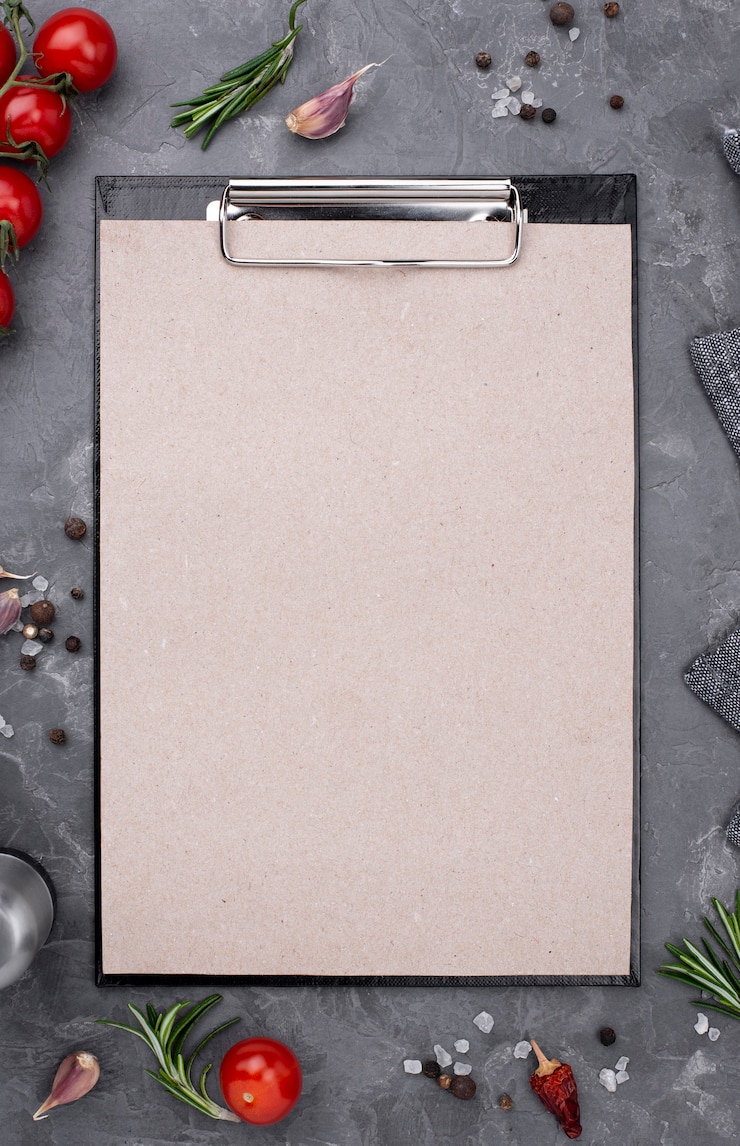 Photo gratuit vue de dessus des légumes frais à côté du presse-papiers