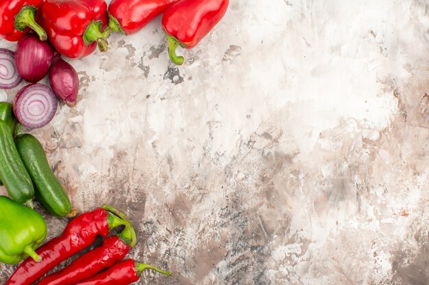 Vue de dessus des légumes frais entiers et hachés