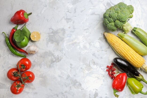 Vue de dessus des légumes frais sur fond blanc