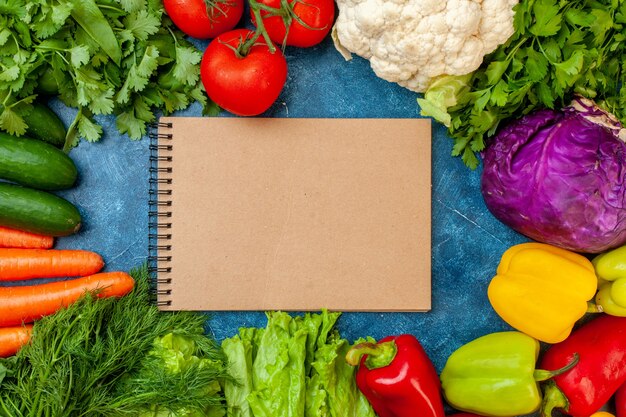 Vue de dessus des légumes frais sur fond bleu