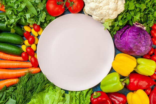 Vue de dessus des légumes frais sur fond bleu