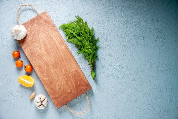 Vue de dessus des légumes frais sur un fond clair nourriture légumes salade plante couleur de repas