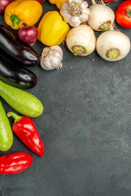 Vue de dessus des légumes frais sur fond sombre