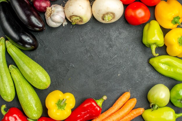 Vue de dessus des légumes frais sur fond sombre