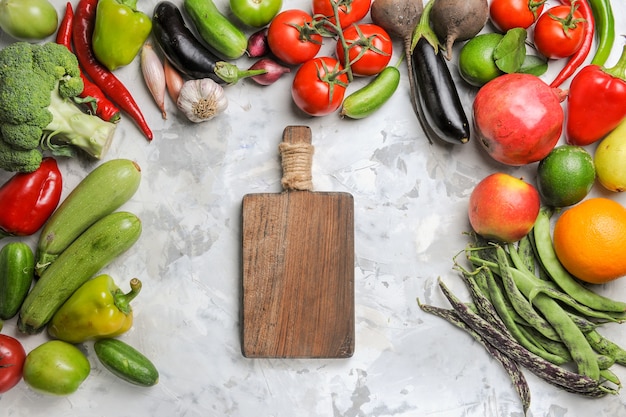 Vue de dessus des légumes frais avec des fruits sur fond blanc