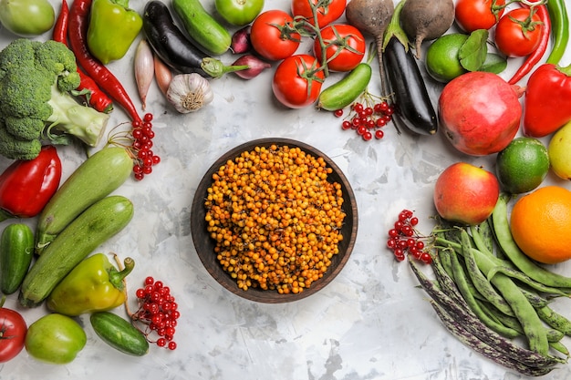 Vue de dessus des légumes frais avec des fruits sur fond blanc