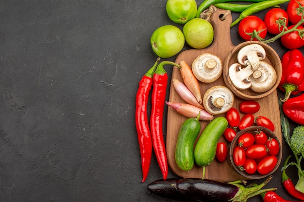 Vue De Dessus Légumes Frais Mûrs Aux Champignons Sur Fond Gris