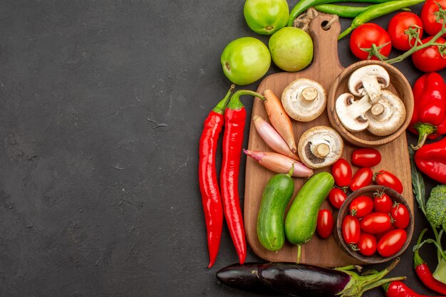 Vue de dessus légumes frais mûrs aux champignons sur fond gris