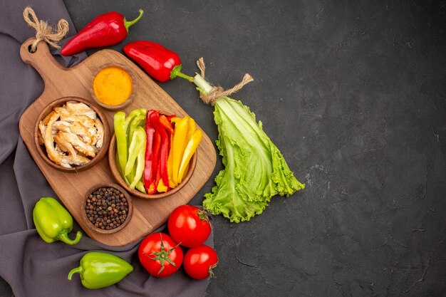 Vue de dessus des légumes frais mûrs sur fond noir