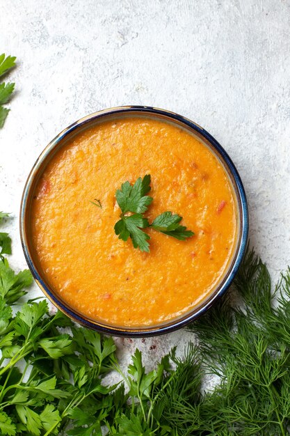 Vue de dessus des légumes frais avec soupe aux haricots appelé merci sur le bureau blanc nourriture repas produit vert