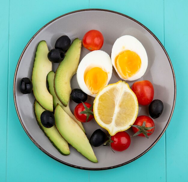 Vue de dessus des légumes frais tels que les olives tomates avocat