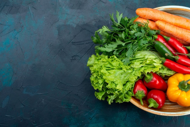 Photo gratuite vue de dessus des légumes frais avec des verts sur le bureau bleu collation déjeuner salade légumes