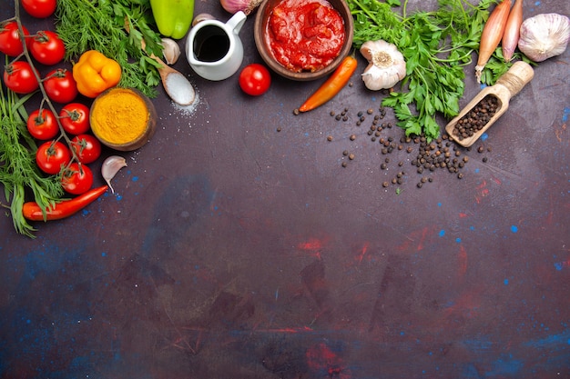 Photo gratuite vue de dessus des légumes frais avec des verts sur l'espace sombre