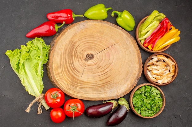 Vue de dessus des légumes frais avec des verts sur fond noir