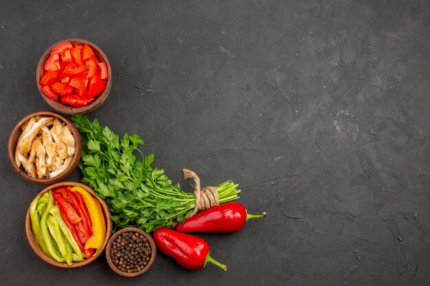 Vue de dessus des légumes frais avec des verts sur fond noir