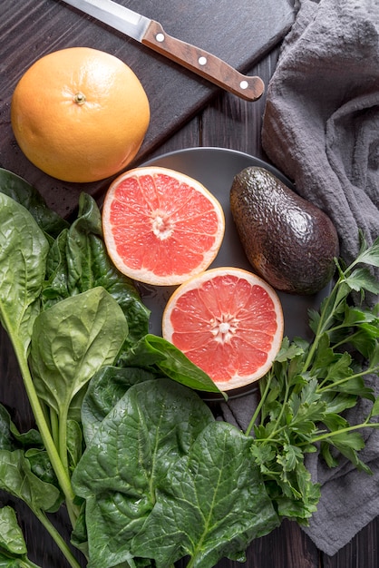 Photo gratuite vue de dessus des légumes et des fruits biologiques sur la table