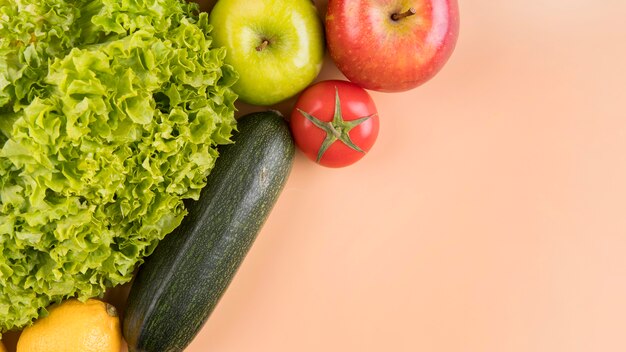 Vue de dessus des légumes et des fruits avec copie-espace