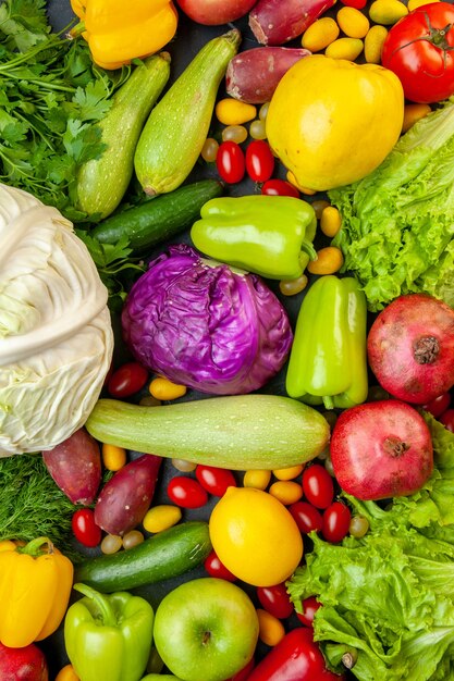 Vue de dessus légumes et fruits courgettes poivrons pommes coings tomates cerises cumcuat persil chou citron grenades