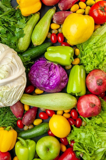 Vue de dessus légumes et fruits courgettes poivrons pommes coings tomates cerises cumcuat persil chou citron grenades