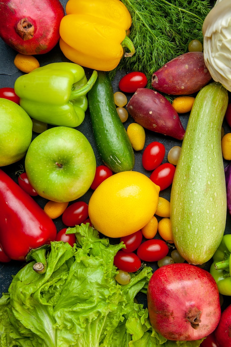 Photo gratuit vue de dessus légumes et fruits courgettes poivrons tomates cerises chou cumcuat grenades citron kiwi laitue concombre