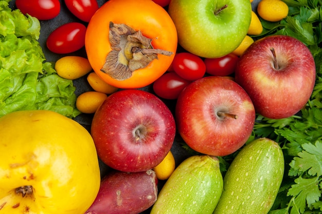 Vue de dessus légumes et fruits tomates cerises pommes cumcuat laitue coing persimmon persim courgettes courgettes