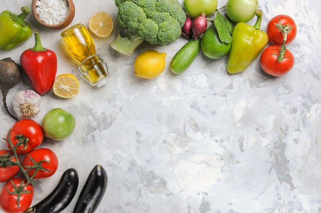 Vue de dessus légumes mûrs frais sur fond blanc