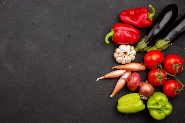 Vue de dessus légumes mûrs frais sur fond gris repas salade alimentaire santé légume mûr