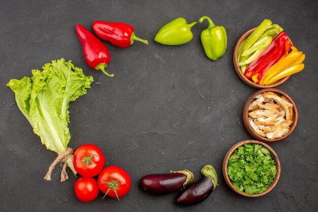 Vue de dessus des légumes mûrs frais avec des verts sur fond noir