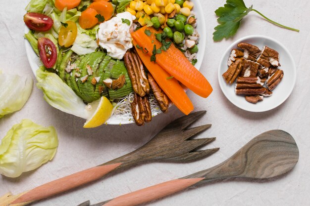 Vue de dessus des légumes et des noix