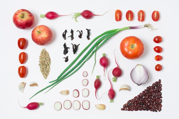 Vue de dessus des légumes et des pommes biologiques sur la table