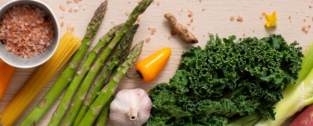 Vue de dessus des légumes avec des spaghettis crus