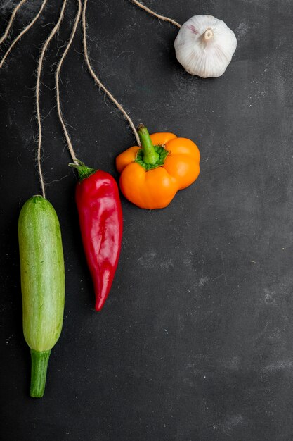 Vue de dessus des légumes sur une surface noire