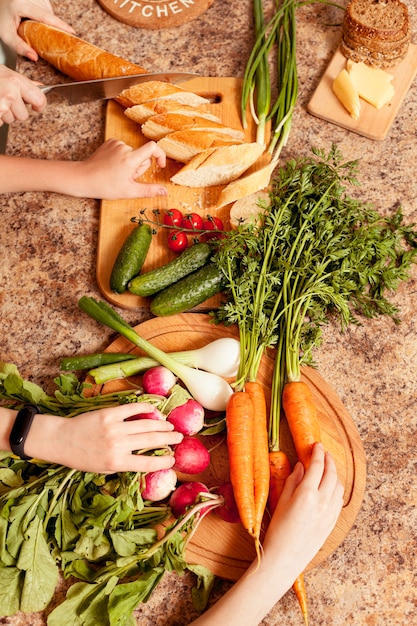 Photo gratuite vue de dessus des légumes sur la table avec du pain