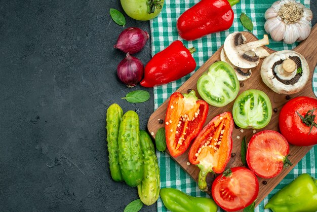 Vue de dessus des légumes sur tableau noir