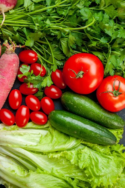 Vue de dessus légumes tomates cerises concombres laitue radis persil tomates