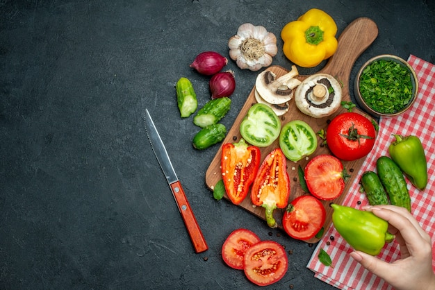 Vue de dessus légumes tomates poivrons sur planche à découper