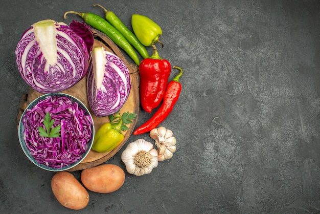 Vue de dessus des légumes tranchés avec des verts